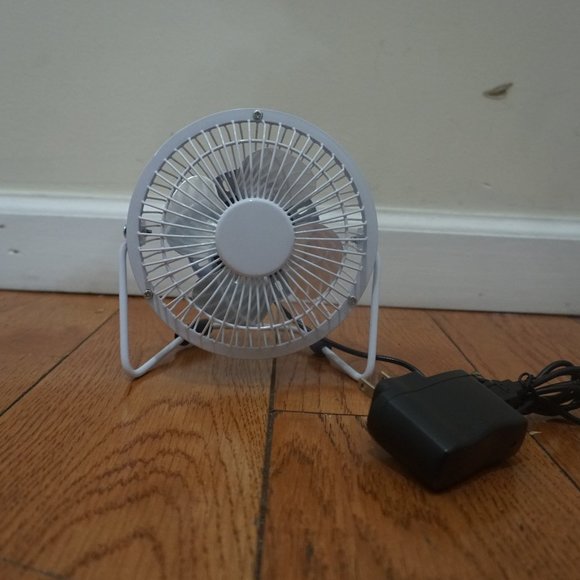 Brand new in box mini desk fan - Picture 1 of 4